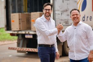 Prefeito Cláudio e Mykaell comemoram compra de quase 700 aparelhos de ar-condicionado para unidades de saúde