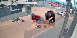 Vídeo mostra motoqueiro com a perna ‘estropiada’ e após fugir da PM e colidir com carro em MT; assista tudo