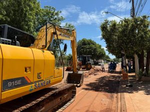 SANEAR já atua em rompimento de adutora; ônibus é retirado do local