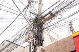 Energisa leva multa pesada por não retirar fiação sem uso dos postes em Rondonópolis