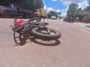 Dupla fica toda estropiada após fugir da PM e bater em caminhão em Rondonópolis; imagens