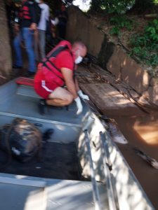 Corpo em decomposição aparece às margens do Rio Vermelho em Rondonópolis; imagens
