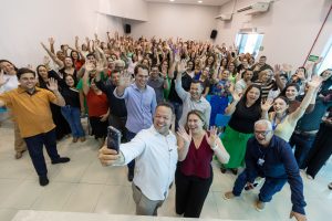 Prefeito Cláudio Ferreira empossa 75 novos professores para rede municipal