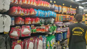 Supermercado do Centro é flagrado vendendo alimentos vencidos e impróprios em Rondonópolis
