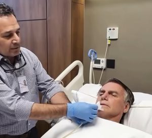 Filho de Bolsonaro denuncia “tratamento degradante” e ruído constante em custódia do ex-presidente