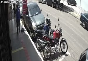 Assalto filmado: homem furta objeto de mulher e foge em moto no Centro de Rondonópolis