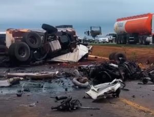 Motorista morre preso às ferragens após causar colisão brutal entre carretas em MT; vídeo