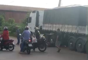 Carreta passa sobre braço de motociclista e causa fratura exposta em Rondonópolis; vídeo