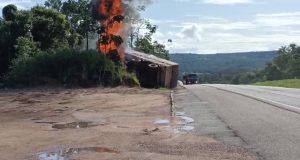 Caminhão que seguia para Rondonópolis tomba e fica em chamas na BR-364; assista