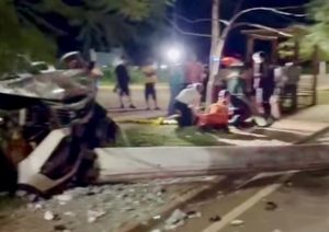 Mãe e filha ficam feridas após Kia colidir e destruir poste próximo ao Parque de Exposição em Rondonópolis; vídeo