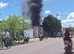 Moradores registram incêndio em antigo motel em Rondonópolis; assista