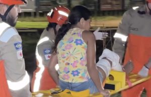 Criança fica com treliça metálica cravada na perna enquanto brincava e é encaminhada ao Hospital Regional; vídeo forte