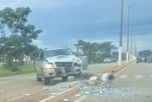 Vídeo: motorista foge após S10 destruir poste na Avenida dos Estudantes em Rondonópolis