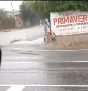 Vídeo expõe descarte de lixo na chuva em Rondonópolis e prefeito reage: “Cultura nociva”