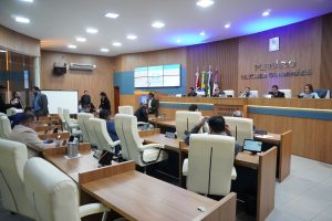 Câmara aprova projetos que garantem ganho real e valorização para profissionais da Educação