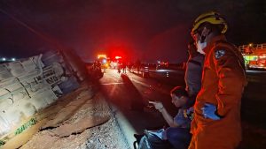 Ônibus com 26 passageiros tomba e 6 pessoas ficam gravemente feridas na BR-163; vídeos e imagens