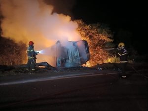 Vítima morre carbonizada após carreta ser consumida pelas chamas na MT-130
