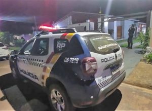 Bandidos invadem residência para roubar joias e dois morrem em confronto com a PM em MT; vídeo