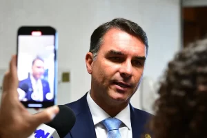 Flávio Bolsonaro revela que recebeu ameaças de morte