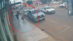 Vídeo flagra ataque a idosa ao sair de padaria e tragédia quase ocorre em MT