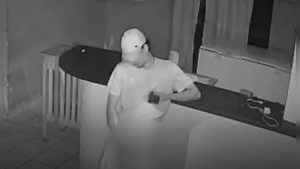Vídeo flagra jovem ‘sedento’ em ato íntimo e furto em casa noturna; assista