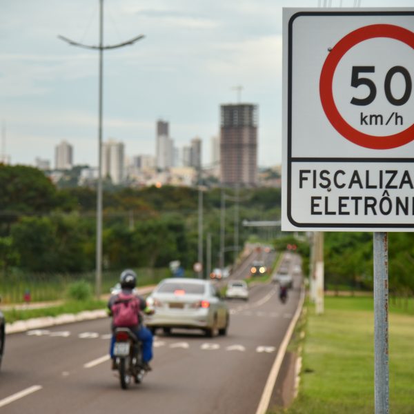 Locais com fiscalização eletrônica em Rondonópolis estão sinalizados e identificados
