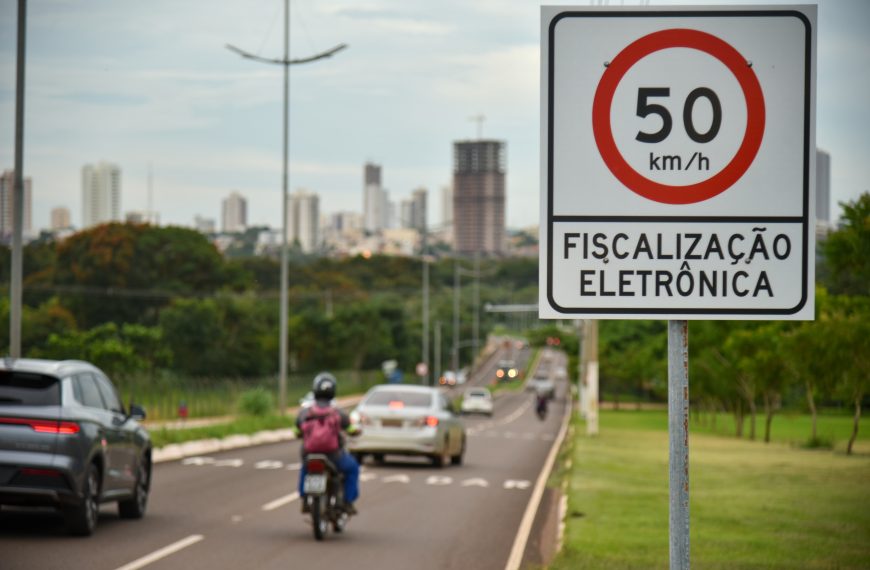 Locais com fiscalização eletrônica em Rondonópolis estão sinalizados e identificados