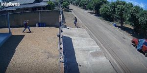 Câmera de segurança registra momento em que faccionado executa homem no quintal de casa em MT