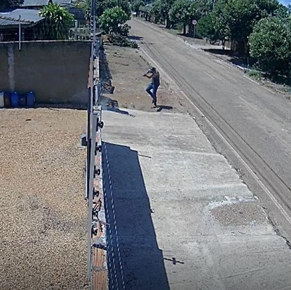 Câmera de segurança registra momento em que faccionado executa homem no quintal de casa em MT