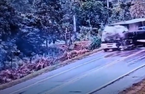 Vídeo forte mostra momento em que guincho escorrega, colide e mata caminhoneiro na BR-364