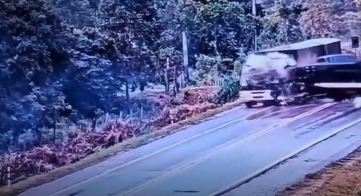 Vídeo forte mostra momento em que guincho escorrega, colide e mata caminhoneiro na BR-364