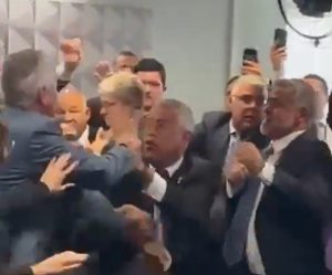 Esquerda parte pra briga após CPMI do INSS aprovar quebra de sigilo bancário de Lulinha