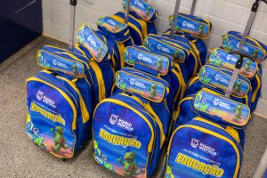 Alunos da rede municipal recebem kits escolares completos de materiais, livros e uniformes