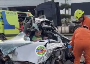 Impressionante: Colisão violenta deixa carro destruído e vídeo mostra homem preso às ferragens na BR-163