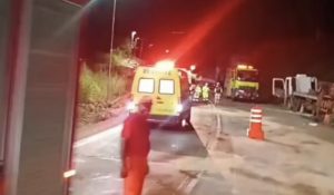 Acidente com carretas, caminhão e veículo deixa 4 feridos na Serra de São Vicente; vídeo