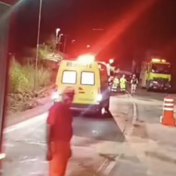 Acidente com carretas, caminhão e veículo deixa 4 feridos na Serra de São Vicente; vídeo