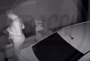 Pastor é flagrado mais uma vez de calcinha em suposto momento íntimo com morador de rua; assista