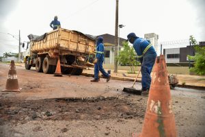 Mesmo com chuvas, gestão Cláudio mantém ritmo forte no tapa-buracos em corredores essenciais