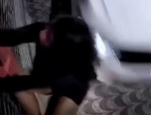 Vídeo mostra jovem tentando escalar muro para fugir e sendo espancada até a morte pelo namorado