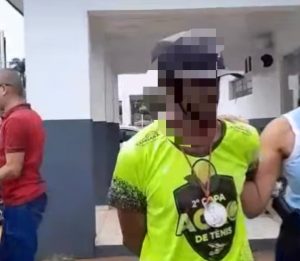 Vídeo mostra prisão de homem que depenou e comeu pomba viva em MT