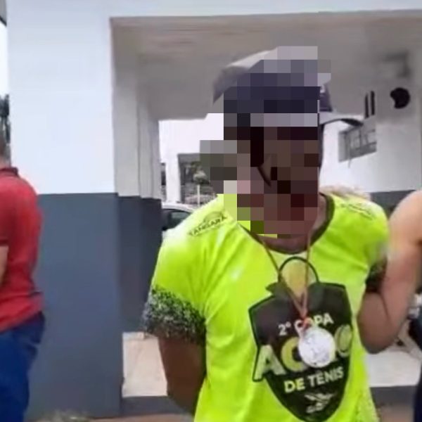 Vídeo mostra prisão de homem que depenou e comeu pomba viva em MT