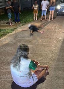 Mulher esfaqueia o marido durante discussão e foto mostra vítima ‘atirada’ no asfalto em MT