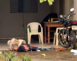 Homem mata ex a facadas durante bebedeira em MT; imagem forte