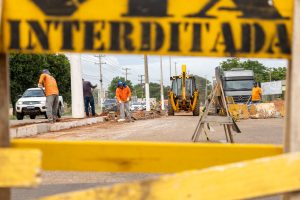 Avenida dos Estudantes está fechada para recuperação do pavimento; previsão de conclusão é de 7 dias