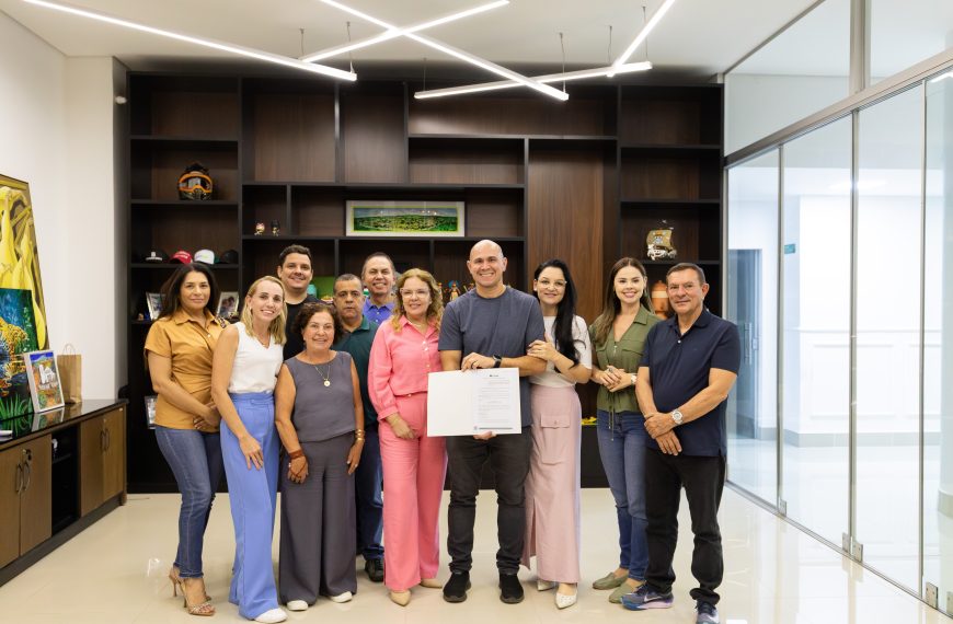 Prefeito Abilio sanciona leis que melhoram auxílio-maternidade e isenta IPTU em ruas sem asfalto