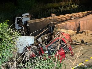 Dois caminhoneiros morrem em colisão entre carretas na BR-364; um ficou preso às ferragens e outro soterrado pela carga