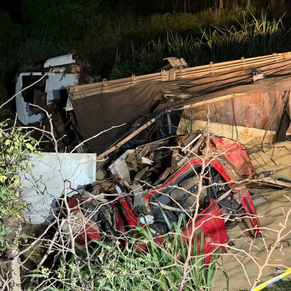 Dois caminhoneiros morrem em colisão entre carretas na BR-364; um ficou preso às ferragens e outro soterrado pela carga