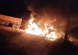 Caminhoneiro morre carbonizado e homem fica ferido em grave acidente entre carretas na BR-163; vídeo