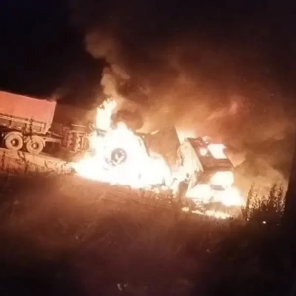 Caminhoneiro morre carbonizado e homem fica ferido em grave acidente entre carretas na BR-163; vídeo