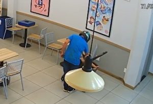 Vídeo mostra bandido furtando celular da mão de bebê dentro de sorveteria em MT